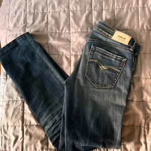 Blå jeans från Replay - Säljer replay jeans i bra skick säljer pga försmå inga hål eller defekter endast sånt som är design (slim jeans) 29 Waist 32 lenght