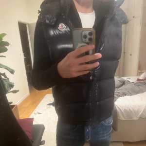 Moncler Väst - Skitsnygg blå Moncler väst, passar perfekt nu t våren! Inga defekter alls på västen. Självklart äkta😄