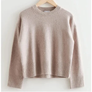 &otherstories stickad tröja - En jättesnygg stickad tröja ifrån &otherstories i färgen beige, skriv för fler bilder❣️❣️nypris:550