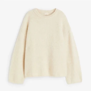 Mohair tröja från h&m - Mysig cremevit stickad tröja från H&M, säljer på grund av att den inte kommer till användning längre, som ny i skicket❤️