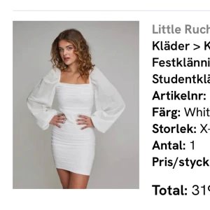 Vit kortklänning med puffärmar - Jag säljer min fina klänning som jag hade på min student, det är inga fläckar på den, den är hel och det är ingenting fel på den, säljer för kommer inte använda den fler gånger, har endast använt 1 gång.