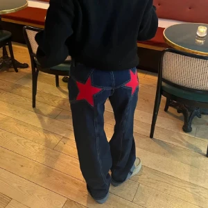 Blå jeans med röda stjärnor - Unika blå jeans med stora röda stjärnor på bakfickorna. Helt nya med prislapp från design by si🩷säljer då de inte passade i längden🩷