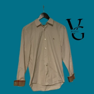 Vit burberry skjorta - Snygg vit burberry skjorta. 10/10 skick