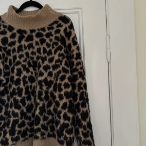 Leopardmönstrad stickad tröja - En trendig och mysig leopardmönstrad stickad tröja med polokrage🐆🤎