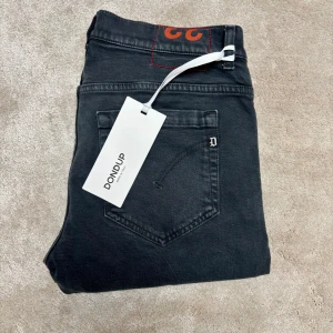 Dondup George  - Tjena! Säljer nu dessa dondups i svart/grå färg, storlek 33 men de sitter som 32! Fint skick och försiktigt använda. Pris går att diskuteras!