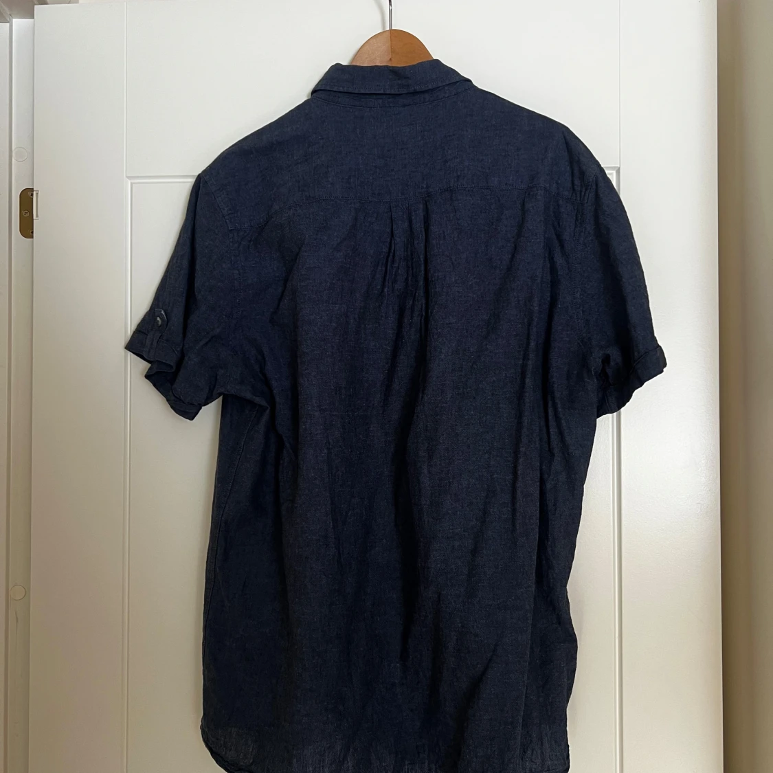 Mörkblå linneskjorta från Dressmann - 1