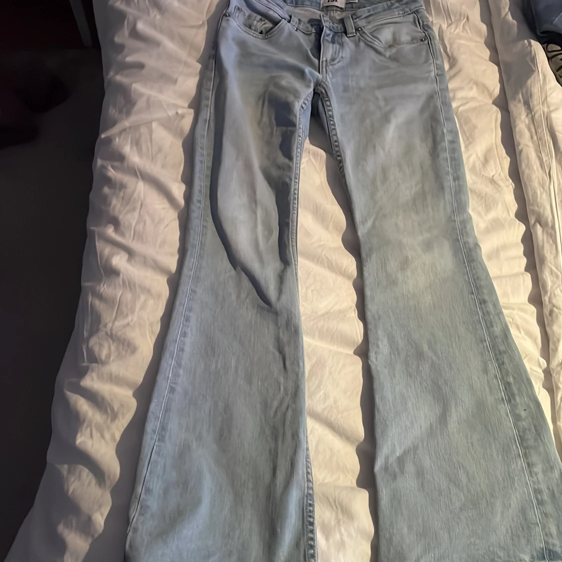 Ljusblå bootcut jeans från 157 short