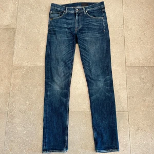 Tiger of Sweden jeans - ✔ Storlek: 30/32 ✔ Skick: 8/10 – Knappt använda ✔ Frakt: PostNord eller InstaBox (köparens bekostnad)  💬 Intresserad? Skicka ett meddelande för en snabb och smidig affär!