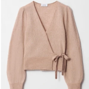 omlotttröja från &otherstories - Säljer min jättefina omlotttröja från &otherstories som nästan aldrig kommit till användning. Den är i storlek S och passar jättebra. Köpte den för 790kr och den är i nyskick så därför säljer jag för ganska högt pris💞