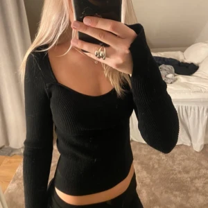 Gina tricot - Svart ribbad tröja från Gina. Storlek XS.