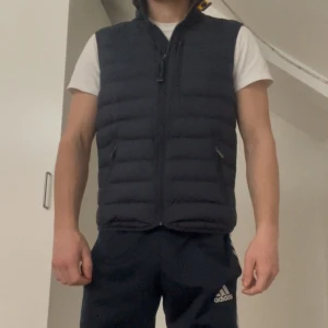 Mörkblå dunväst från Parajumpers - Säljer en snygg mörkblå dunväst från Parajumpers. Västen är i size Y-L och nypris är cirka 3600. Västen är i riktigt bra skick, inga skador eller något som påverkar utseendet. Fri frakt i 7 dagar. Utgå inte från storleken jag fyllt i utan hör av dig först!