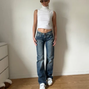 Vintage jeans från Replay - Snygga blå jeans från Replay med en klassisk femficksdesign och låg midja. Jeansen har en straight passform och är perfekta för en avslappnad stil. De har en diskret tvättad look och är tillverkade i slitstarkt denim.