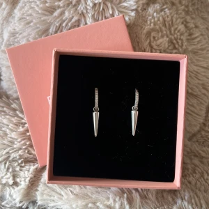 Peak örhängen från Edblad  - Snygga peakörhängen från Edblad i silver, super fina och knappt använda!