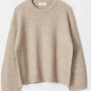 Beige stickad tröja från Gina tricot  - Mysig beige stickad tröja från Gina Tricot med rund hals och långa ärmar. Ett måste i garderoben för en stilren look.