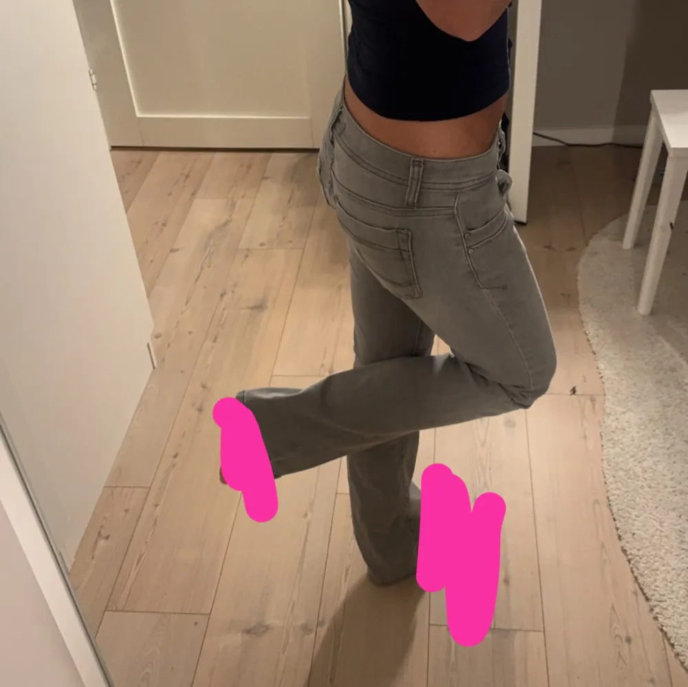 Snygga grå bootcut jeans med låg midja och klassisk femficksdesign. Perfekta för en avslappnad stil. Bilderna är lånade från tjejen jag köpte från här på Plick. Dom har några fläckar men som knappt syns. Skriv vid fler bilder😊. Farkut & Housut.