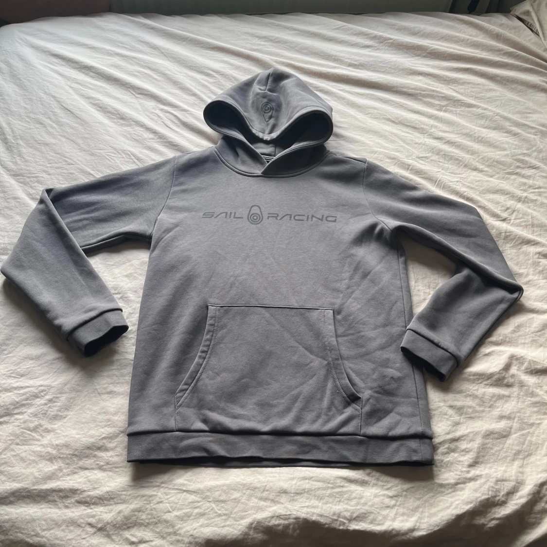 Grå hoodie från Sail Racing