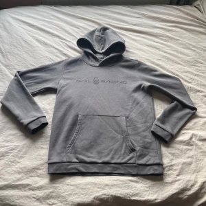 Grå hoodie från Sail Racing - Säljer en stilren grå hoodie från Sail Racing. Perfekt för en avslappnad stil. Fick den i jul klapp och här använt den typ tre gånger, absolut inget fel med den. Kan mötas upp om du bor i Göteborg. Pris kan diskuteras