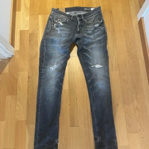 Dondup Jeans - Säljer nu dessa feta dondup jeans i storlek 30, men sitter lite mindre. Byxorna är i okej skick, därav priset. Skriv vid fler frågor eller funderingar🤙