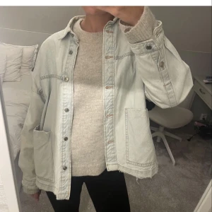 Ljusblå jeansjacka - Säljer en ljusblå jeansjacka med normal passform. Jackan har knappar framtill och stora fickor. Perfekt för lager-på-lager stil. Från Zara