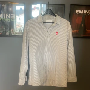 Ami Paris Skjorta - Sjukt fet Ami Paris skjorta som passar till alla tillfällen. Säljer den då den har blivit för liten för mig. Skicket är felfritt och finns inga tecken på användning. Frågor eller funderingar tveka inte på att skriva och fråga. 