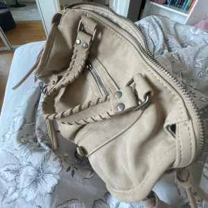 Begie väska - Säljer min så snygg väska från bershka!!❤️färgen syns bäst på första bilden!