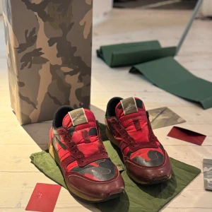 ROCKRUNNERS😊 - Säljer ett par feta rockrunners, fett billiga. Har en liten defekt där fram men d är jätte lätt och fixa 