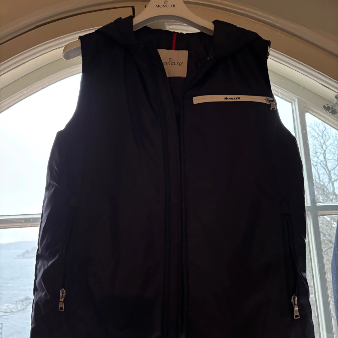 Svart dunväst från Moncler