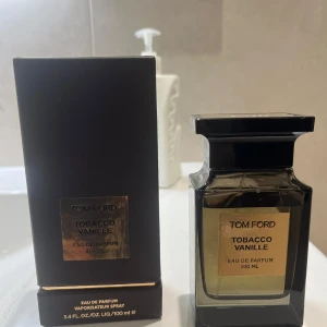 Tom Ford Tobacco Vanille  - Säljer en exklusiv Tom Ford Tobacco Vanille Eau de Parfum, 100 ml. Doften är en lyxig blandning av tobak och vanilj