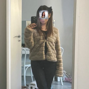 Mysig pälsjacka  - Jättemysig jacka/kofta, kommer ej till användning🫶🩷