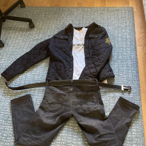 Morris jacka - Tja! Jag säljer en skön Morris jacka som är perfekt nu till våren. |storlek M| Hör av er vid mer frågor.