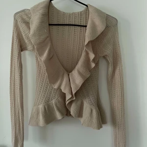 Kofta/topp - Super fin kofta som även kan användas som topp, använd en gång därav fint skick!🩷