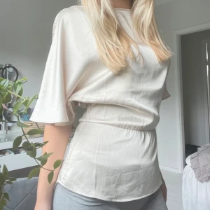 Beige blus med vida ärmar - Satin blus från HM