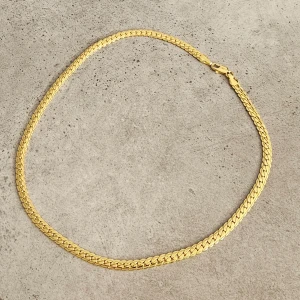 Guldhalsband  - Elegant guldhalsband i 1lmed en klassisk design. Perfekt för att lägga till en touch av lyx till vilken outfit som helst. Halsbandet har en säker låsning och en vacker glans.