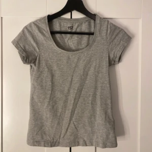 Grå T-shirt - Basic och snygg u-ringad T-shirt från lager 157. 