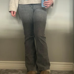 Grå bootcut jeans - Snygga grå bootcut jeans🩶