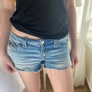 Blå jeansshorts från Gina Tricot - Säljer ett par snygga blå jeansshorts från Gina Tricot. De har en klassisk femficksdesign med fransiga kanter och knappgylf. Perfekta för varma sommardagar! Användt cirka 10 gånger  men fortfarande bra skick. Pris kan diskuteras💕