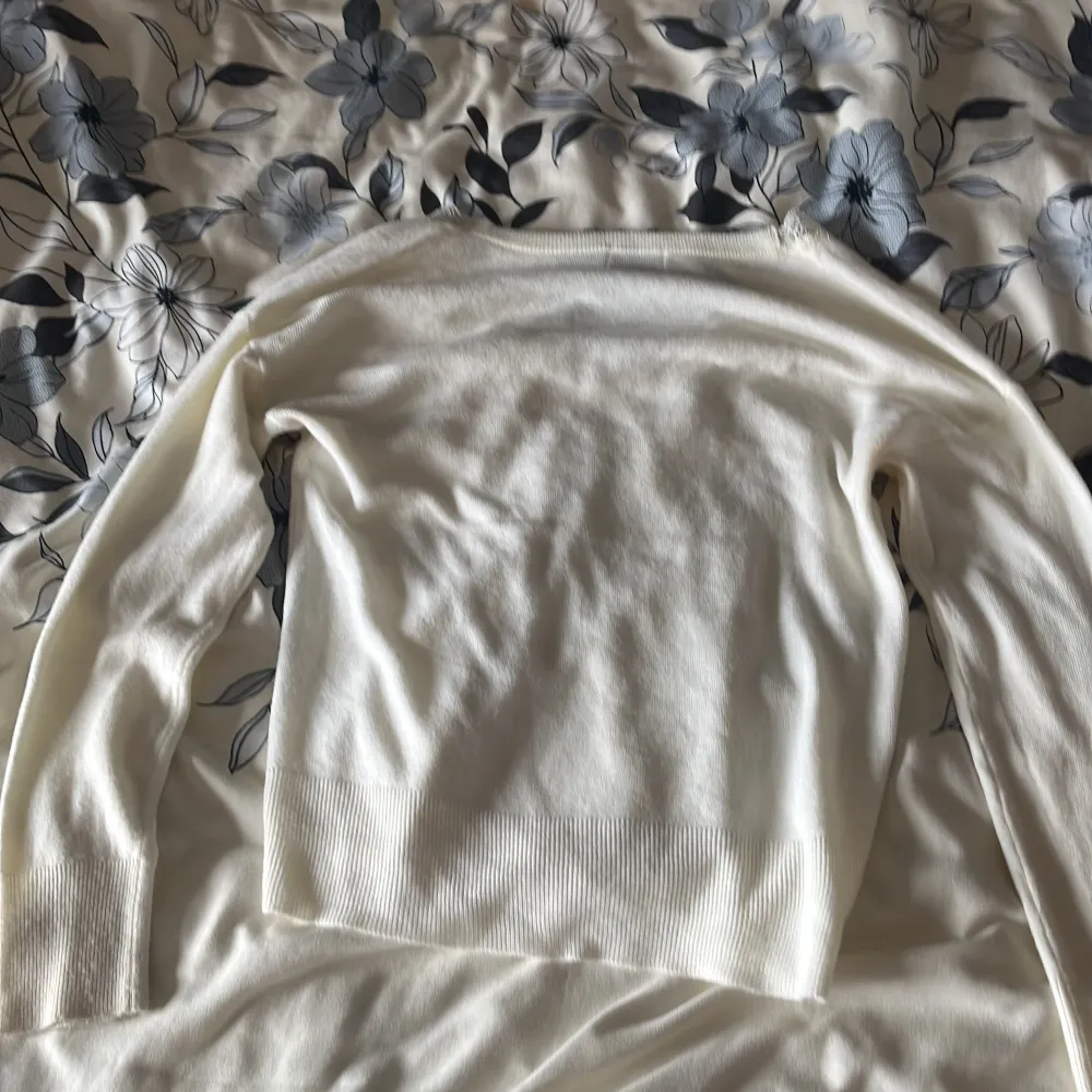 Säljer en vit tröja från only i storleken S. Den är i gott skick och de finns inga fel me den då den inte använts så ofta. Pris kan diskuteras. Neuletakit & Villapaidat.
