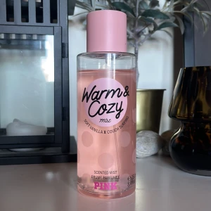 Warm & Cozy Mist från PINK - Säljer en doftmist 'Warm & Cozy' från PINK med en mjuk vaniljdoft och inslag av solig komfort. Mängden kvar syns i bild!