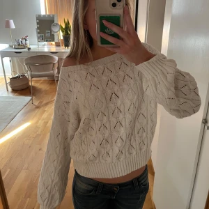 Vit stickad tröja - Säljer denna söta vita stickade tröja💘 Båtringad och gulligt stickat mönster, från vila uppskattad storlek S (lappen bortklippt)
