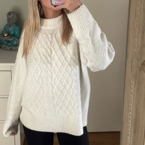 Stickad tröja  - Jättemysig stickad tröja i storlek M💗knappt använd så i väldigt bra skick och inte nopprig 💗