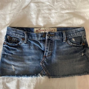 Hollister jeanskjol - Skitsnygg jeanskjol från hollister, perfekt nu inför sommaren!☀️☀️ Den är i mycket bra skick, det finns inga spår av användning eller slitage.💓 Storlek 1 som motsvarar xxs, midjemått: 37,5cm ❣️