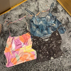 Tre färgglada toppar med olika mönster - Säljer tre snygga toppar. Köp en för 20kr, 2 för 35kr, 3 för 50kr.