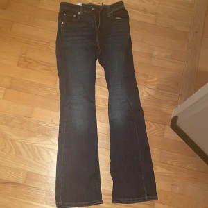 Mörkblå jeans från Levi's - Snygga mörkblå jeans från Levi's med klassisk femficksdesign och bootcut-stil. Jeansen är tillverkade i slitstarkt denim. Perfekta för en avslappnad look. Och ser väldigt snygga ut på❤️Köpta för 800kr men säljer för billigare ❤️