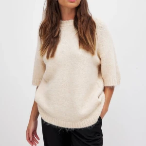 Stickad T-shirt - Intressekoll på den här stickade tröjan från NA-KD💖 använd 1-2 gånger! Slutsåld i den här storleken, lappar kvar