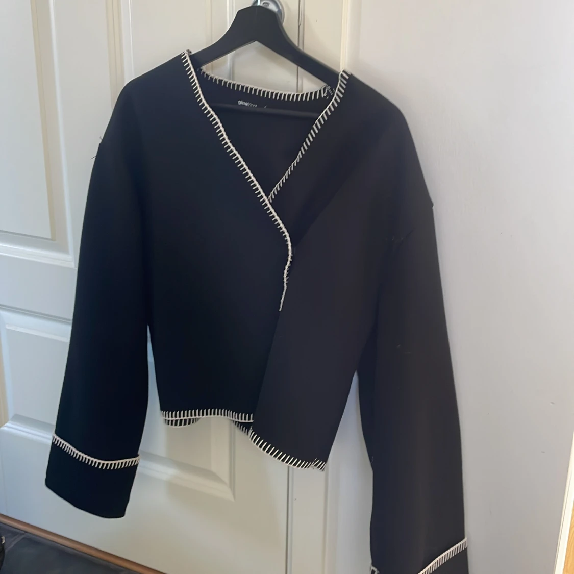 Svart omlottjacka med vita detaljer - 3