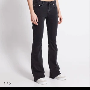 Svarta bootcut jeans - Low boot från lager157. Säljer mina lågmidjade boot ut jeans från lager 157. De är i storlek xs full lenght. Köpt för 400kr 