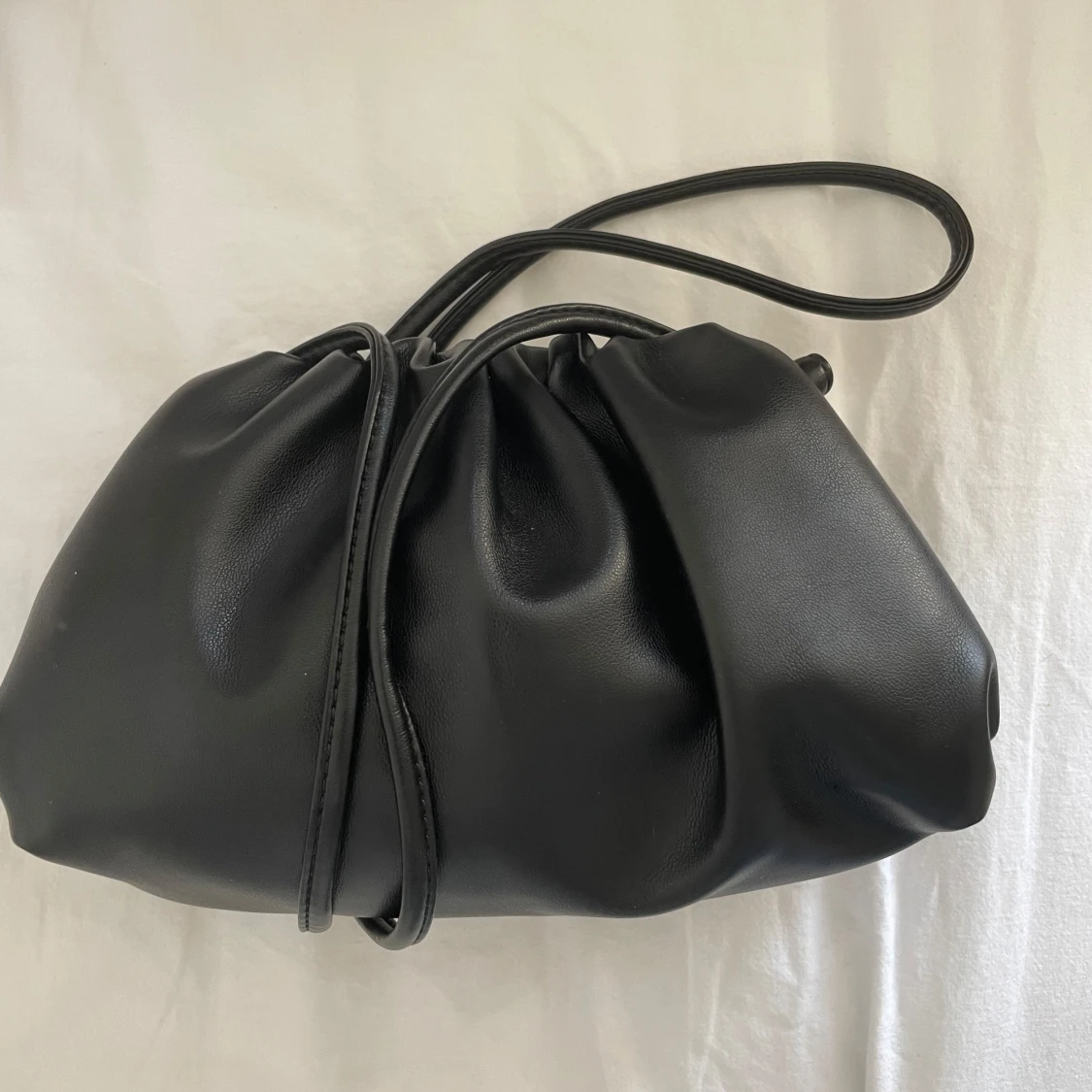 Svart dumpling väska