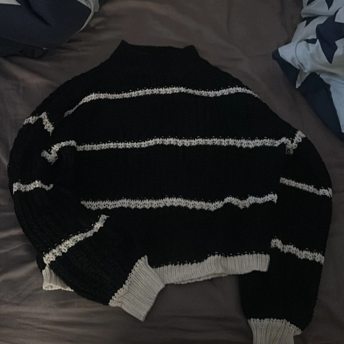 Svart och vit randig stickad tröja