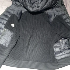 Cardigan från Moncler - Snygg cardigan från moncler den är i storlek M och skick 9/10 med kommer än nfc Scan 