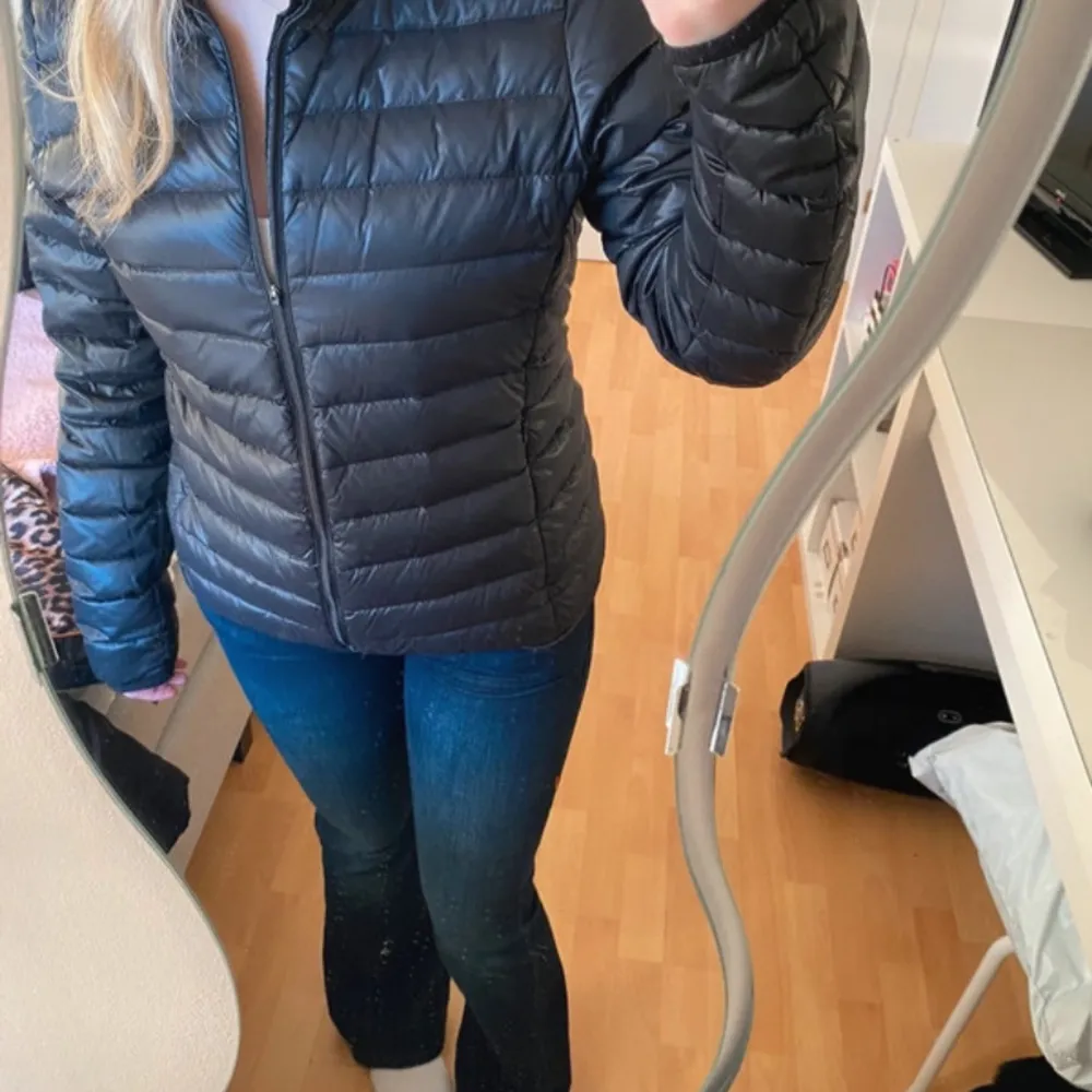 Säljer en stilren svart dunjacka med dragkedja. Enda defekten är den man drar i på dragkedjan, finns på en av bilderna men själva dragkedjan funkar precis som den ska.. Takit.